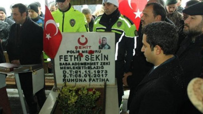 Kahraman polis Fethi Sekin kabri başında anıldı