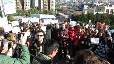 Doğa Koleji önünde velilerden öğretmenler için eylem