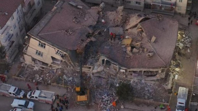 Yılmaz Özdil: “Deprem vergileriyle saraylar yaptırılıyor”