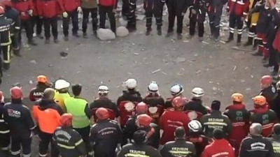 Elazığ'da çalışmalarını tamamlayan kurtarma ekipleri böyle veda etti