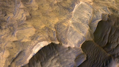 Mars'tan gezegenin kanyonlarına ışık tutan kare