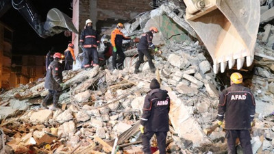 "Deprem şartnamesine uygun olmayan evlerin yapılmasına müsaade etti?"