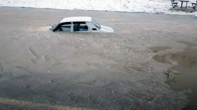 Buzlanan su birikintisine düşen araç çıkarılamadı