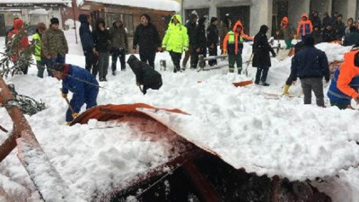 Pazar yerinin çatısı kardan çöktü: 1 yaralı