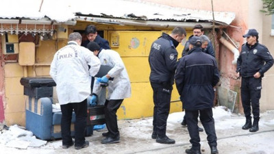 Emekli öğretmen evinde ölü bulundu