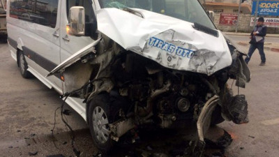 Otobüs, öğrenci servisiyle çarpıştı: 5 yaralı