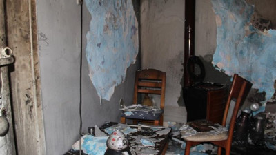 Yanan sobaya döktükleri tiner evi yaktı