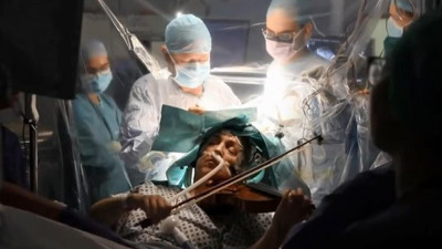 Beyin ameliyatında keman çaldı