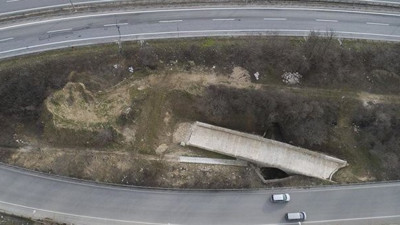 Kavşak arasında kalan köprü böyle korunuyor!