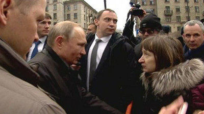 Vladimir Putin, Rus kadının sorusu karşısında zor anlar yaşadı!