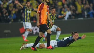 Fenerbahçe-Galatasaray maçındaki penaltı kararı tartışmalara neden oldu