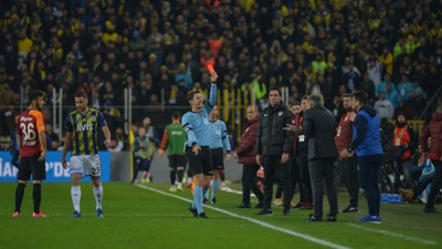 Fenerbahçe-Galatasaray derbisinde kartlar havada uçuştu