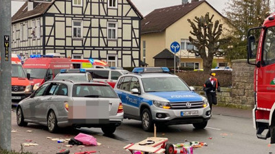 Karnaval geçidi yapanların üzerine araçla daldı