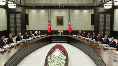 Kabine revizyonu AKP’yi böldü