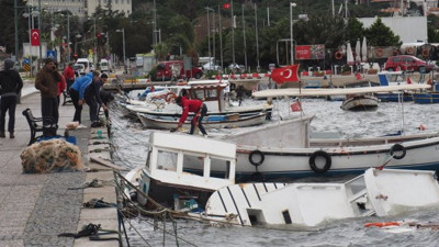 Fırtına tekneleri batırdı