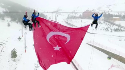 Palandöken'in zirvesine dev Türk bayrağı