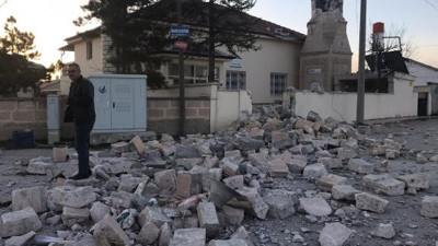 Fırtına, cami minaresini devirdi