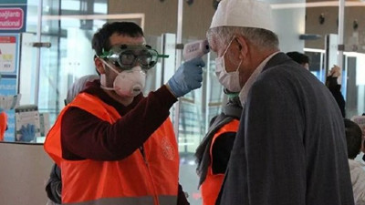 İktidara yakın yazar, koronanın Türkiye'yi teğet geçeceğini söyledi