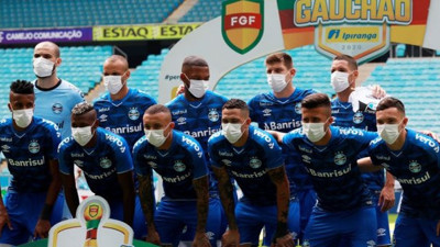 Ertelenmeyen maçta sahaya maskeyle çıktılar