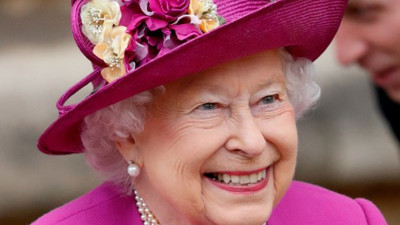 Kraliçe Elizabeth koronavirüse kafa tuttu