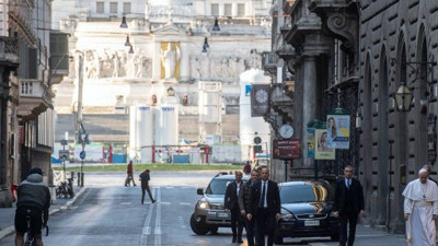 Papa, salgın duası için boş sokaklarda gezdi...