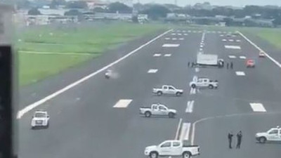 Ekvador'da korona önlemi: Uçakları engellemek için polis arabaları piste park edildi