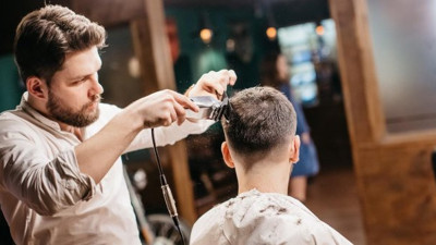 Berber ve kuaförler de kapanıyor