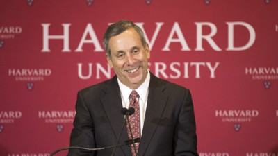 Harvard Rektörü Lawrence S. Bacow ve eşi korona oldu