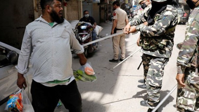 Hindistan’da yasağa uymayanlar sopayla dövülüyor