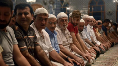 Hollanda'da bayram namazı yasaklandı