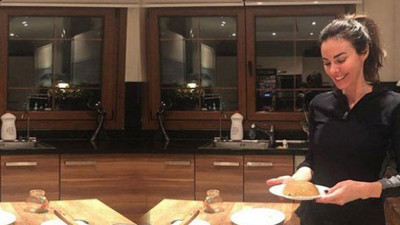 Defne Samyeli korona virüsü gecelerinde ilmik yaptı!