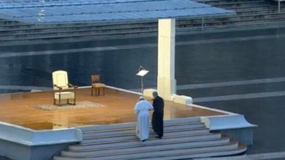 Papa boş meydanda dua etti