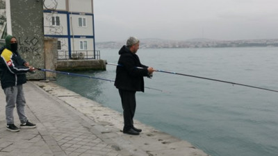 İstanbul Karaköy'de yasağa rağmen balık tuttular