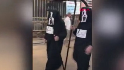 Azrail kıyafeti giyip sokak sokak gezdiler