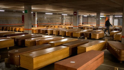 İspanya'da tabut üreticileri siparişlere yetişemiyor