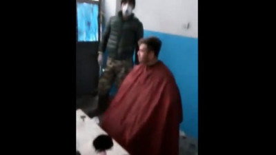 Depoda tıraş yaparken yakalanınca ne yapacağını şaşırdı