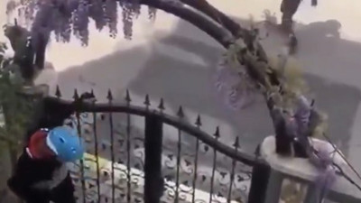 Sokağa çıkma yasağına uymayan çocuklarını polis sireniyle korkuttu