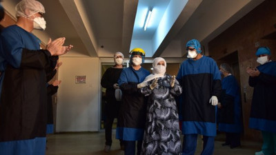 Korona virüsü yenen 90 yaşındaki Alye teyze Cerrahpaşa'dan alkışlarla taburcu oldu