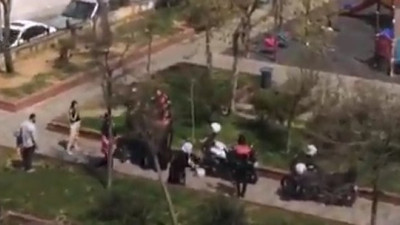Sokağa çıkma yasağına uymayıp, Küçükçekmece’de polise saldırdılar