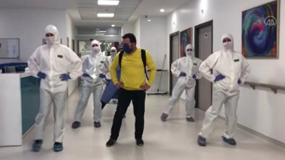 Lüleburgaz'da korona virüsü yenen hasta 'Penguen dansı'yla taburcu edildi