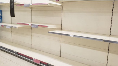 İngiltere’de 1.5 milyon kişi karantina nedeniyle yiyecek bulamıyor