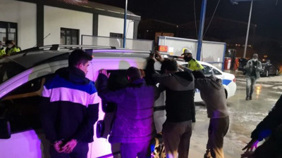 Çaldıkları aracı korona virüse karşı dezenfekte ederken yakalandılar