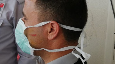 Adana’da korona virüs şüphelisi virüs bulaştırmak için yüzlerine öksürdü