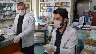 Eczacıların yüzündeki maskeyi almaya çalışanlar var