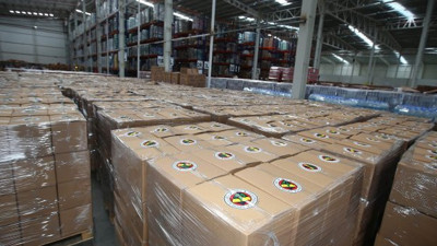 Fenerbahçe binlerce taraftarına yardım kolisi dağıttı