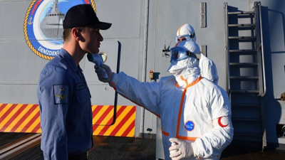 Türk donanmasında 3 bin denizci gemilerde karantinada!