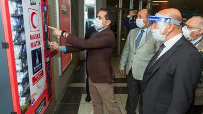 İzmir’in metro istasyonlarında maskematik dönemi