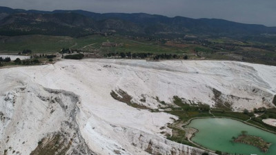 Pamukkale traventerleri yasak sonrası beyaza büründü: Doğa kendini topluyor!