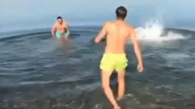 Bursa’da fakirler koronadan ölsün diyerek denize girdiler