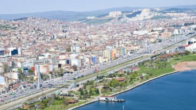 AKP’li belediye CHP’li belediyenin 23 Nisan için astığı Türk Bayrakları’nı indirdi